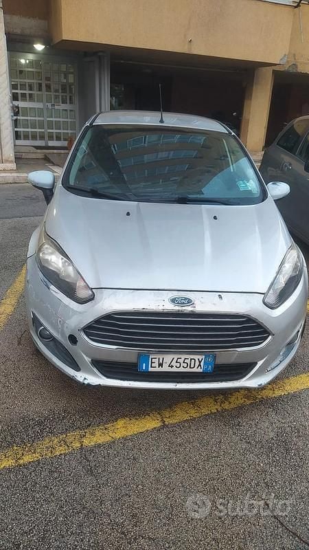 Usata Ford Fiesta 80 CV (58 kW) 2015 Grigio Berlina