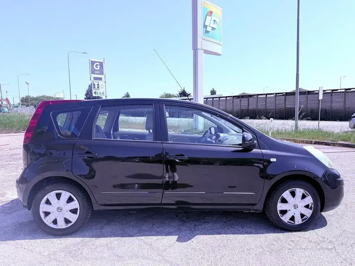 Usata Nissan Note Visia 88 CV (64 kW) 2006 Nero Utilitaria