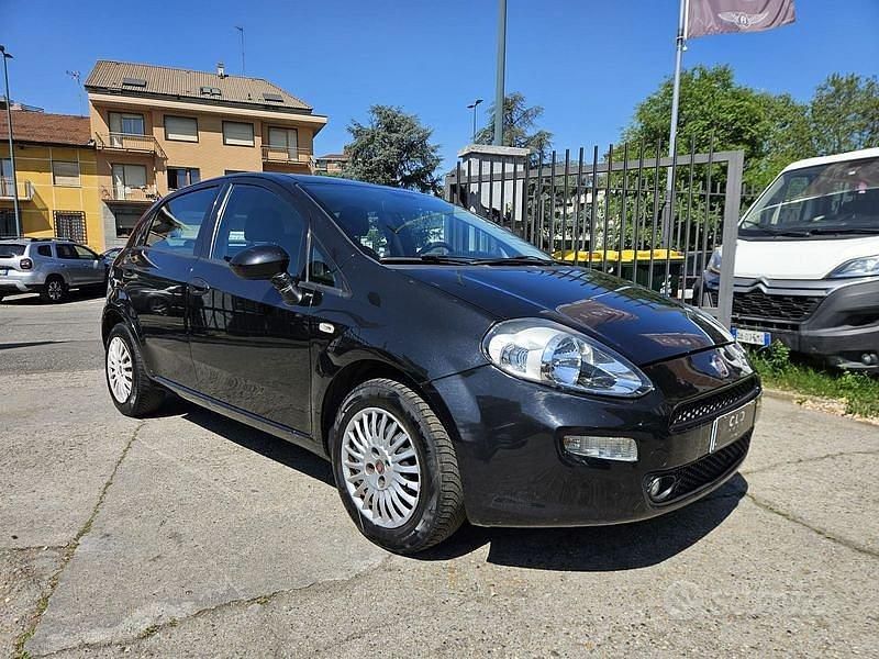 Usado Fiat Punto Easy 77 CV (56 kW) 2016 Negro Utilitario