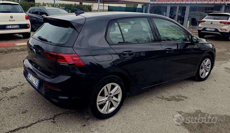 Usata VW Golf VIII Life 116 CV (85 kW) 2022 Grigio Berlina