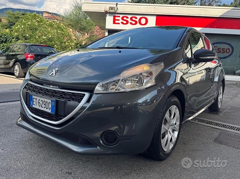 Grigio Usata 2013 Peugeot 208 Allure Due volumi | 4900 € (Buon prezzo) - Immagine 1/4