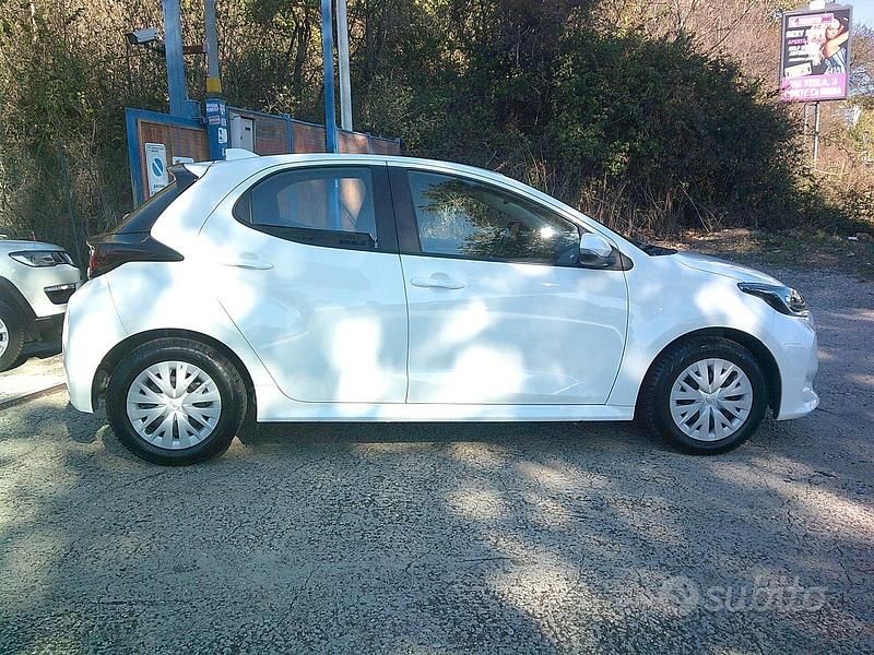 Usata Toyota Yaris Hybrid 92 CV (67 kW) 2023 Bianco Berlina
