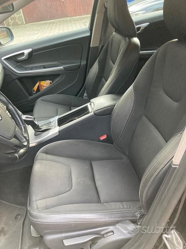 Usata Volvo V60 R-Design Kinetic 150 CV (110 kW) 2016 Nero Station wagon