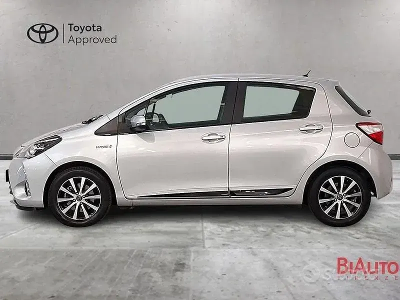 Usata Toyota Yaris Hybrid Active 100 CV (73 kW) 2017 Grigio Berlina