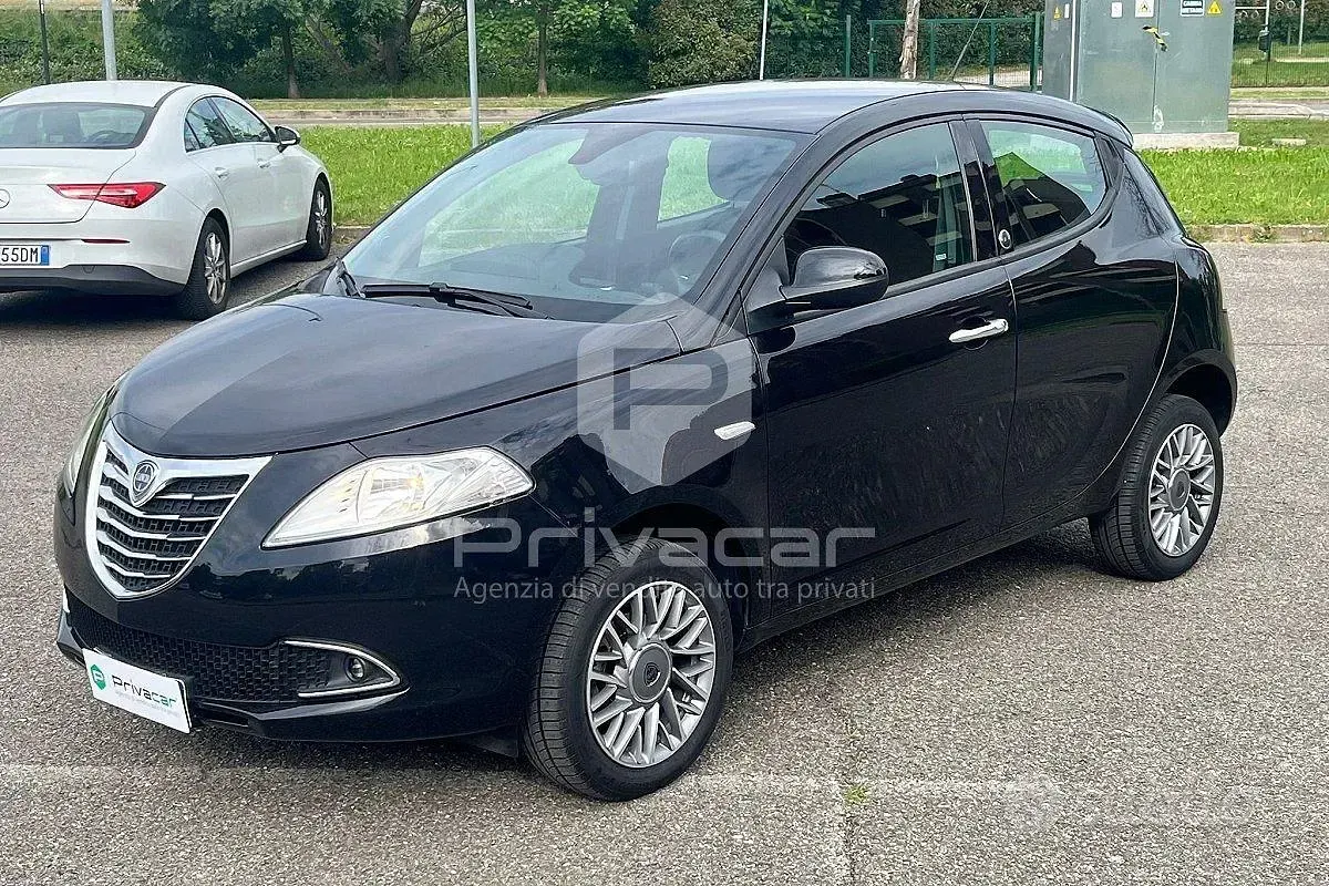 Begagnad Lancia Ypsilon Gold 85 HK (62 kW) 2013 Svart Halvkombi
