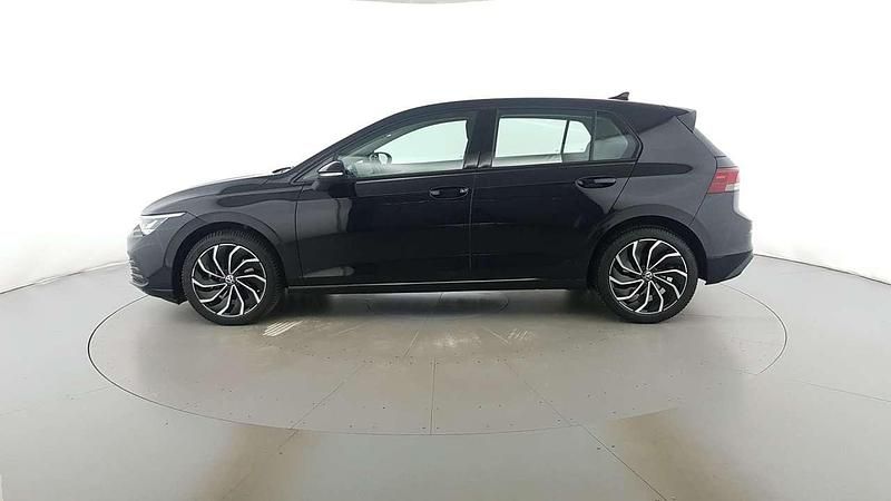 Usata VW Golf VIII Life 131 CV (96 kW) 2022 Nero mito metallizzato Berlina