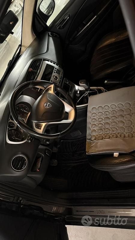 Usata Lancia Delta 120 CV (88 kW) 2012 Grigio Utilitaria
