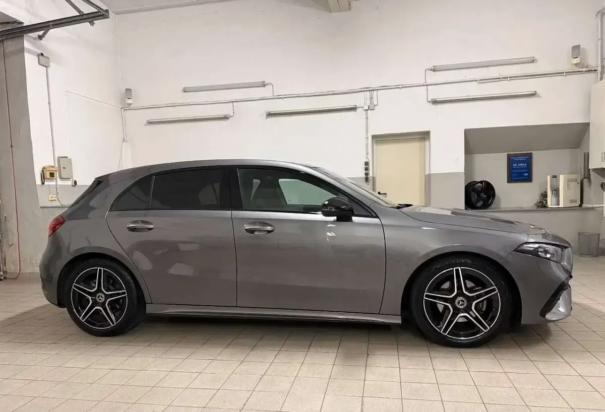 Usata Mercedes A200 Premium 163 CV (119 kW) 2025 Mountaingrau Berlina
