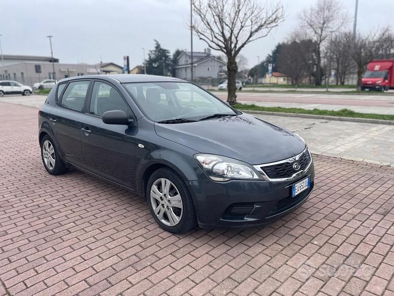Usata Kia Ceed GT LX 90 CV (66 kW) 2010 Marrone Berlina