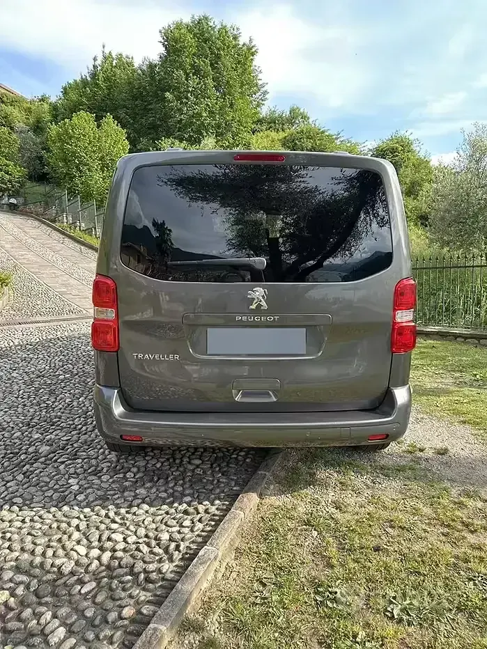 Begagnad Peugeot Traveller 116 HK (85 kW) 2017 Grå Minibuss