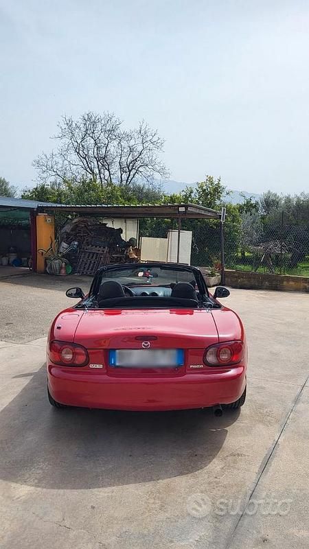 Usata Mazda MX5 110 CV (80 kW) 2001 Rosso Cabrio