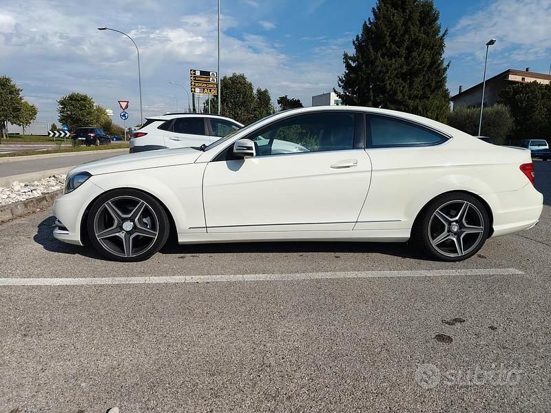 Usata Mercedes C220 AMG 170 CV (125 kW) 2011 Bianco Coupé
