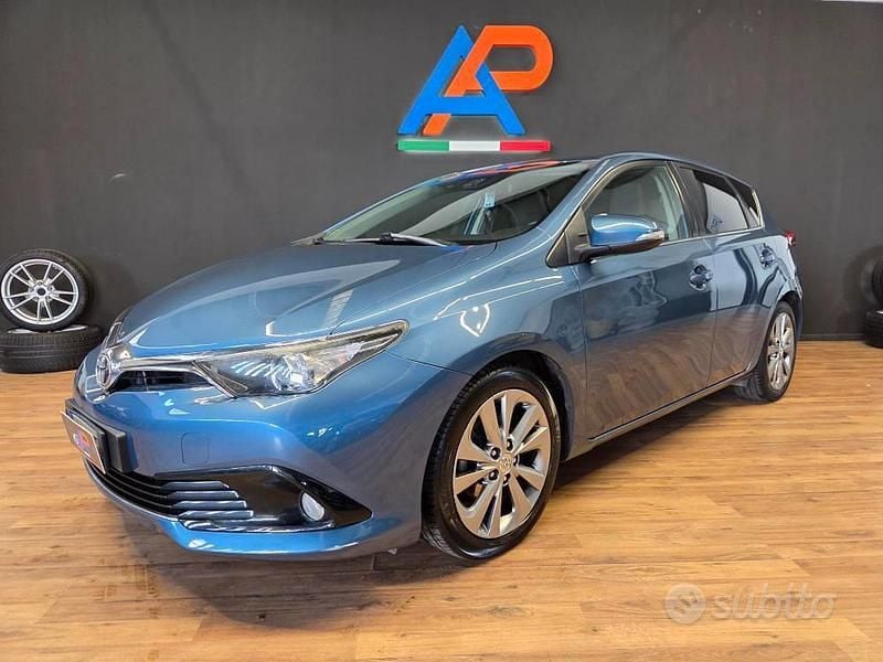 Blu/azzurro Usata 2015 Toyota Auris Lounge Tre volumi | 7900 € (Buon prezzo) - Immagine 1/3