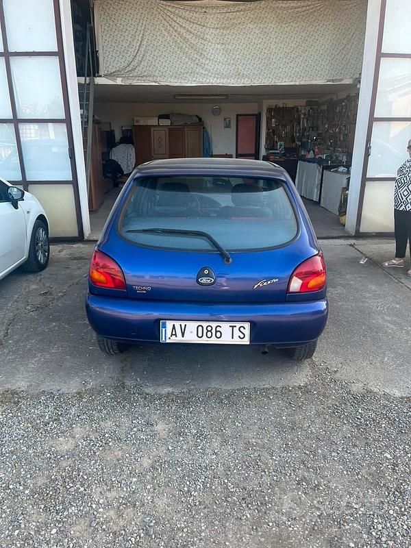 Usata Ford Fiesta 1998 Blu Berlina