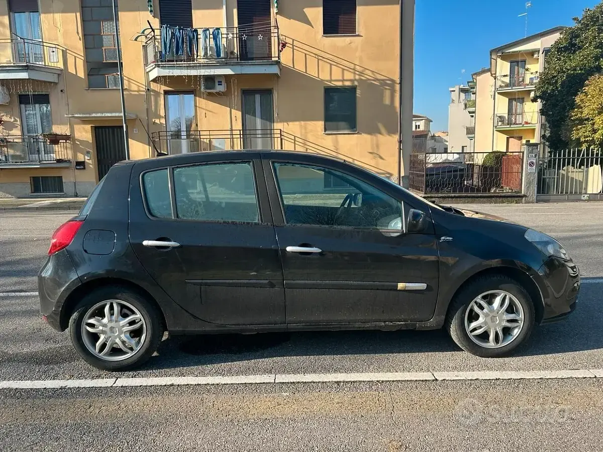 Usata Renault Clio II 85 CV (62 kW) 2010 Nero Berlina
