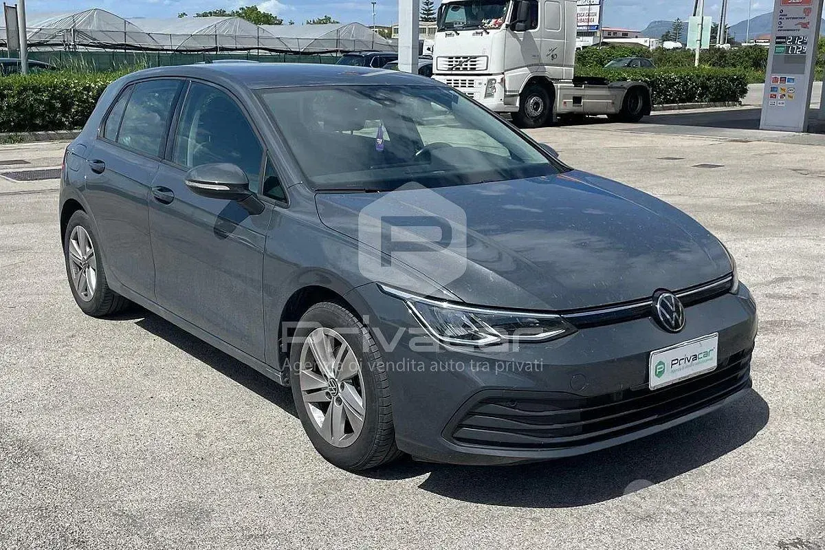 Usata VW Golf VIII Life 116 CV (85 kW) 2024 Grigio Utilitaria