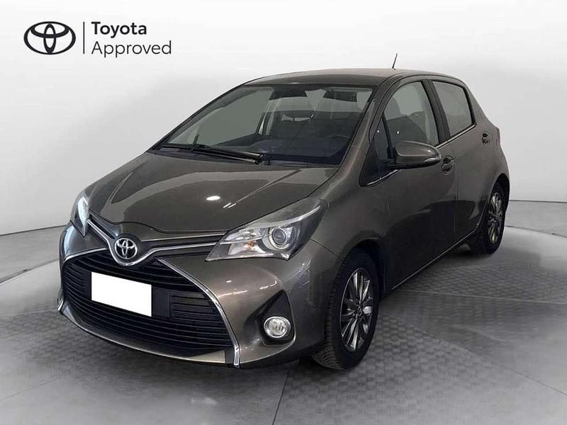 Grigio Usata 2015 Toyota Yaris Lounge Tre volumi | 9500 € (Buon prezzo) - Immagine 1/4