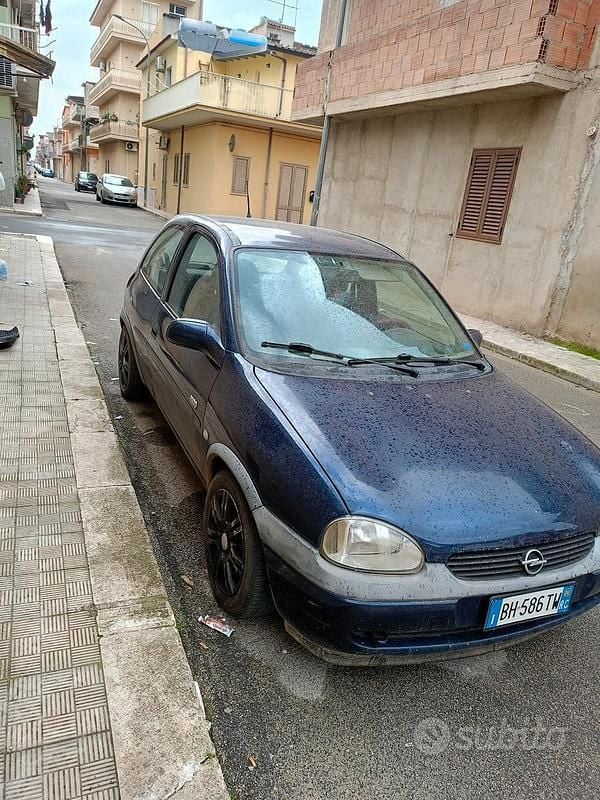Usata Opel Corsa 45 CV (33 kW) 2000 Blu Berlina