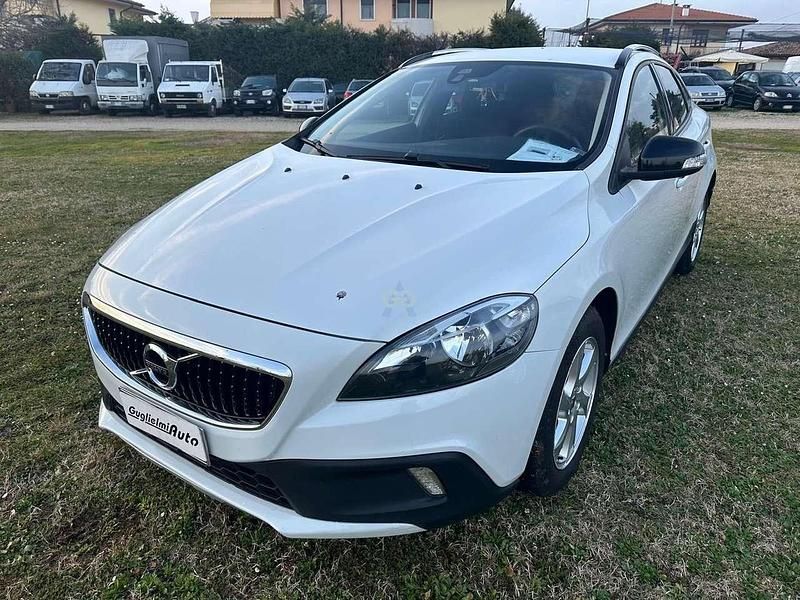 Usata Volvo V40 Momentum 120 CV (88 kW) 2016 Bianco Utilitaria