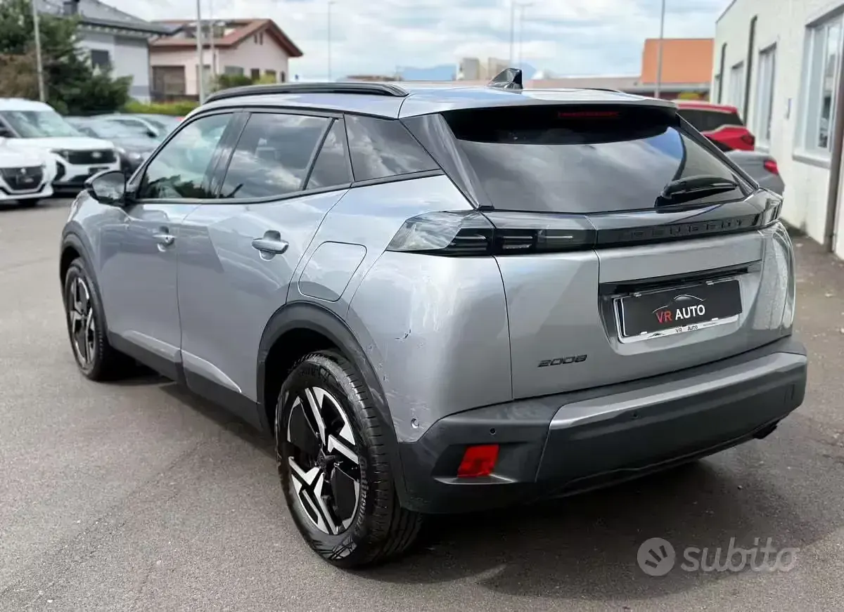 Usata Peugeot 2008 Allure 101 CV (74 kW) 2024 Grigio SUV