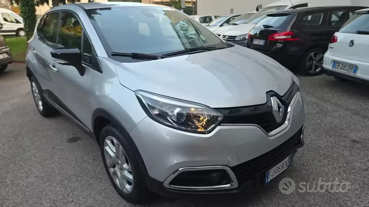 Usado Renault Captur 120 CV (88 kW) 2017 Gris SUV