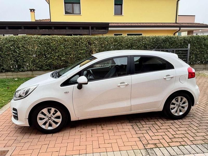 Usata Kia Rio Active 83 CV (61 kW) 2016 Bianco Utilitaria