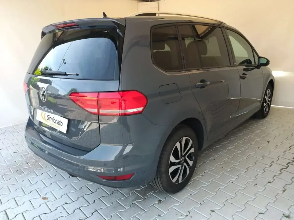 Usata VW Touran Executive 122 CV (89 kW) 2022 Grigio scuro Monovolume