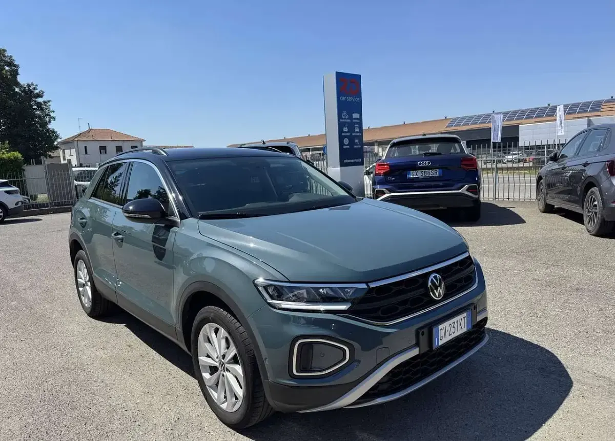 Usata VW T-Roc Edition 116 CV (85 kW) 2024 Petroleum blue metallizzato SUV