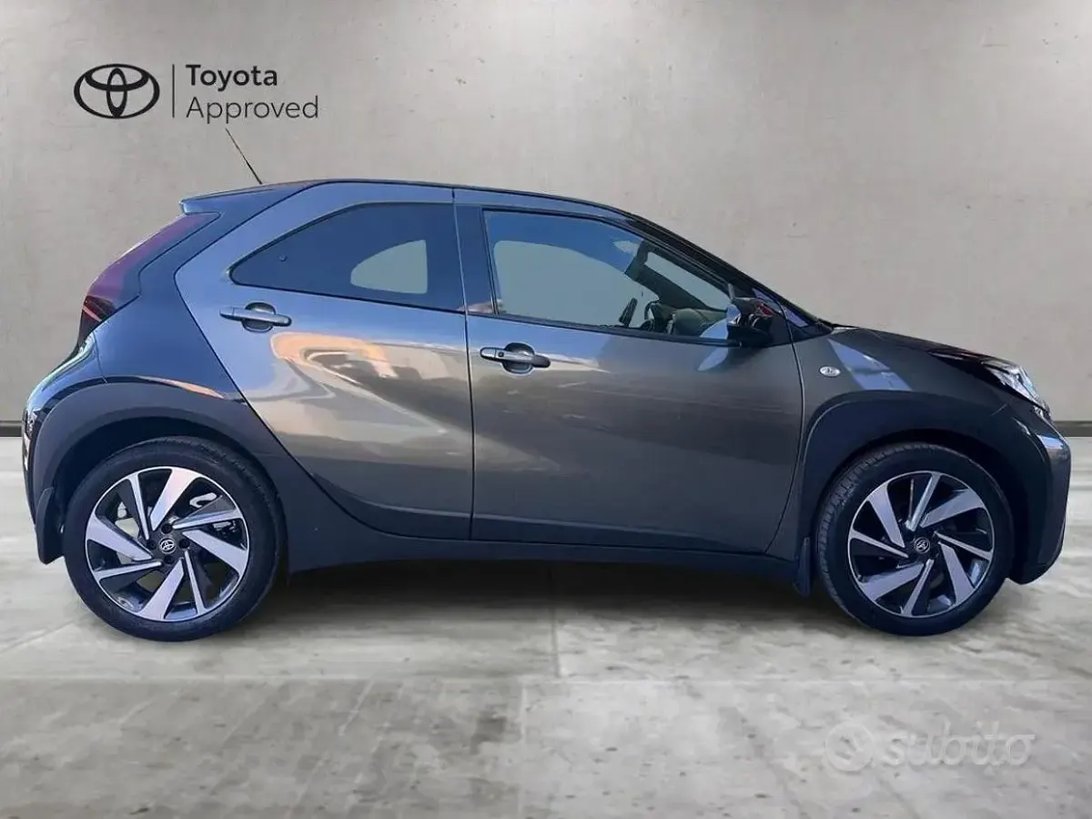 Usata Toyota Aygo X Lounge 72 CV (52 kW) 2022 Grigio SUV