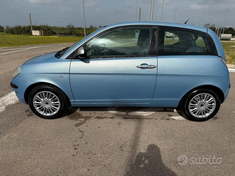 Usata Lancia Ypsilon 75 CV (55 kW) 2005 Blu Utilitaria