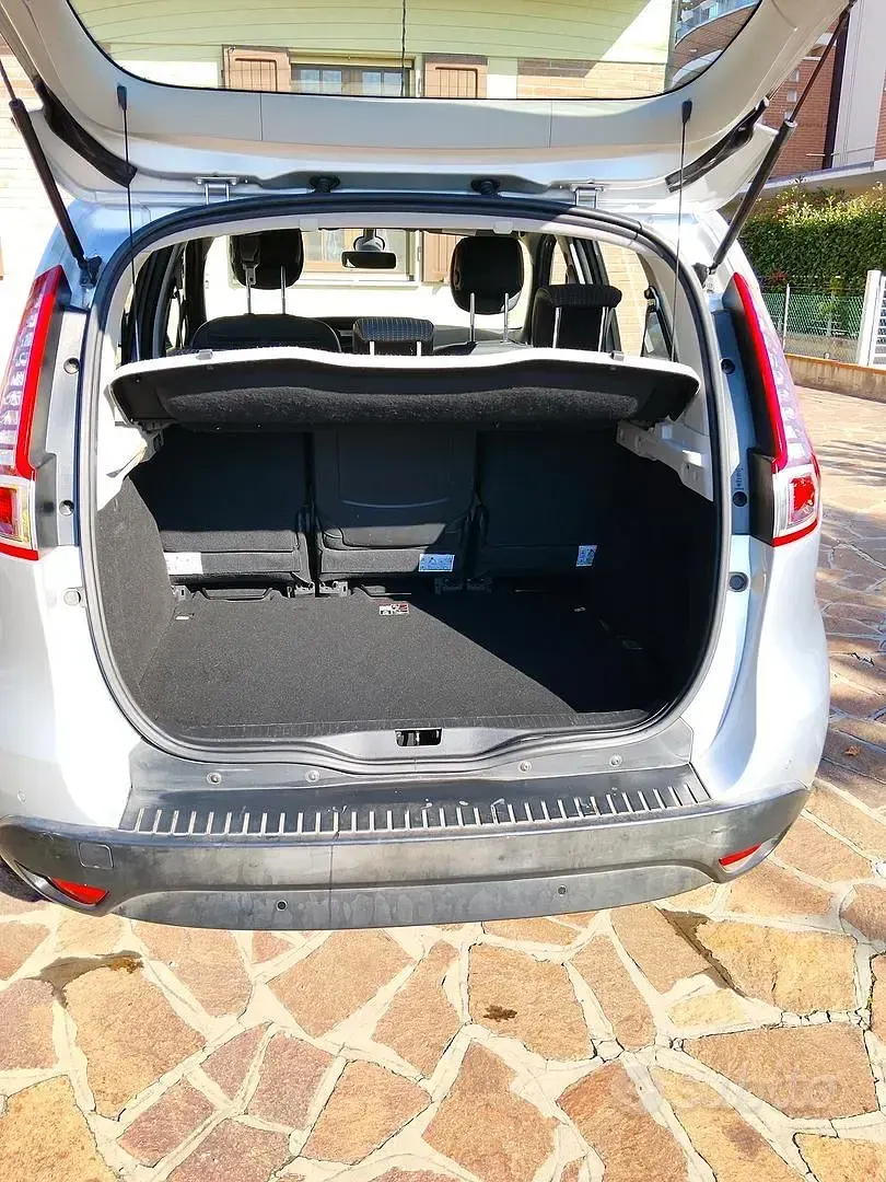 Usata Renault Scenic E-Tech XMOD 110 CV (80 kW) 2011 Grigio Monovolume