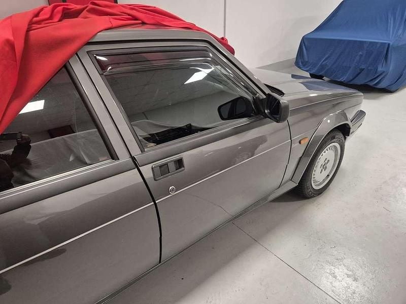 Usata Alfa Romeo 75 148 CV (108 kW) 1991 Grigio Berlina