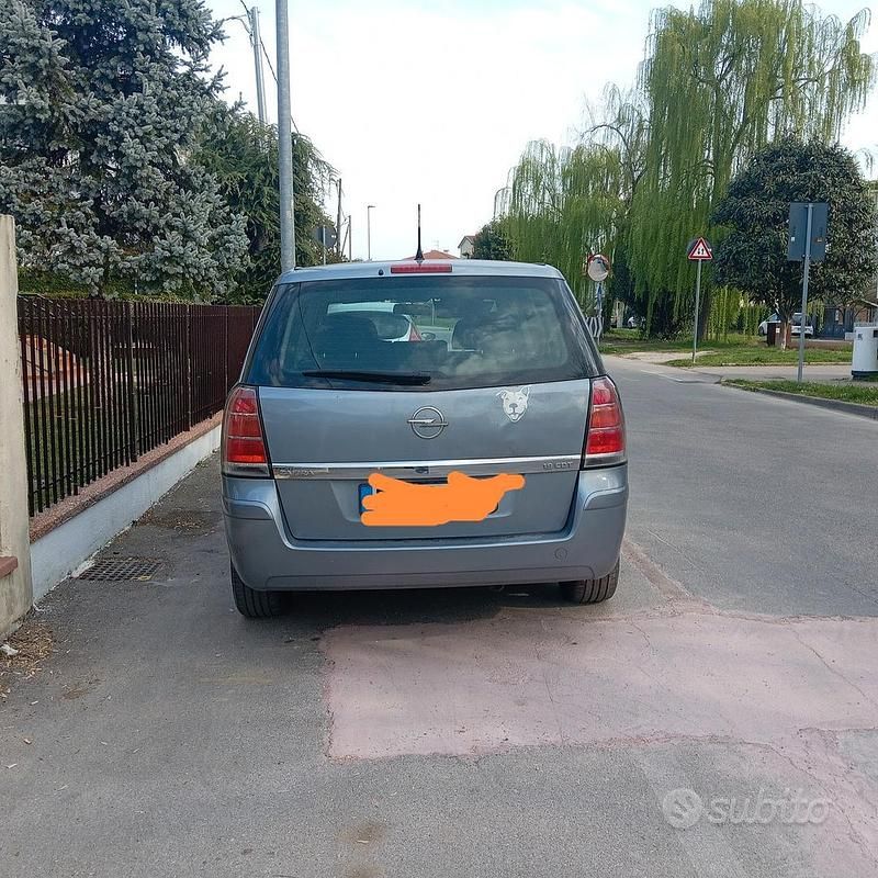 Usata Opel Zafira 2009 Grigio Monovolume