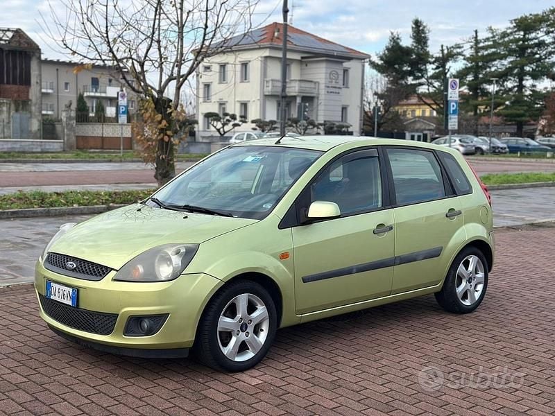 Verde Usata 2006 Ford Fiesta Ghia Tre volumi | 1900 € (Buon prezzo) - Immagine 1/4