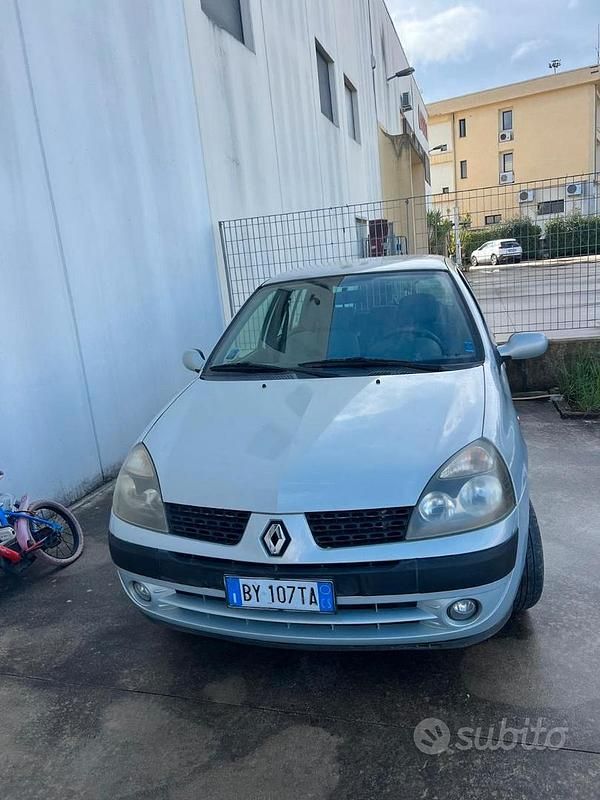 Usata Renault Clio II 58 CV (42 kW) 2002 Grigio Berlina