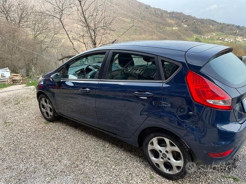 Usata Ford Fiesta 82 CV (60 kW) 2012 Blu Utilitaria
