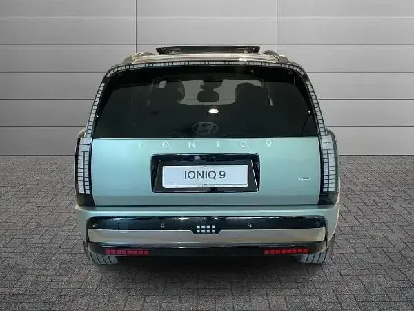 Nuova Hyundai Ioniq 9 2026 Celadon gray SUV