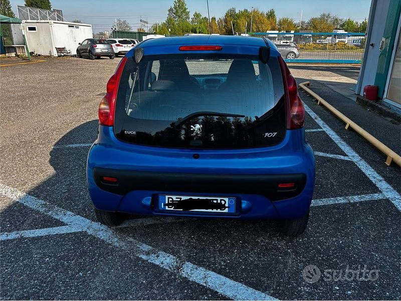 Usata Peugeot 107 68 CV (50 kW) 2010 Blu Utilitaria