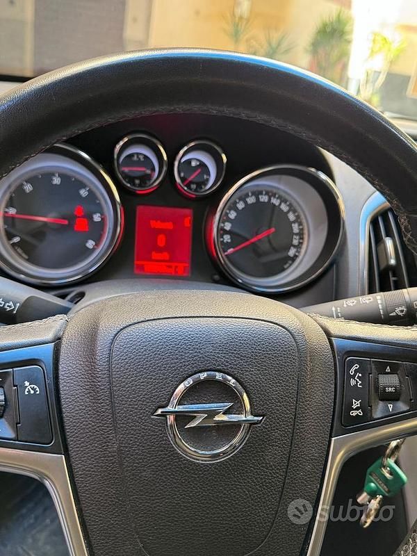Usata Opel Astra 125 CV (91 kW) 2012 Berlina