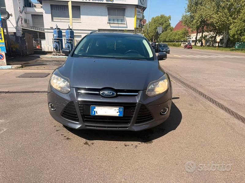 Begagnad Ford Focus Titanium 125 HK (91 kW) 2012 Blå Sedan