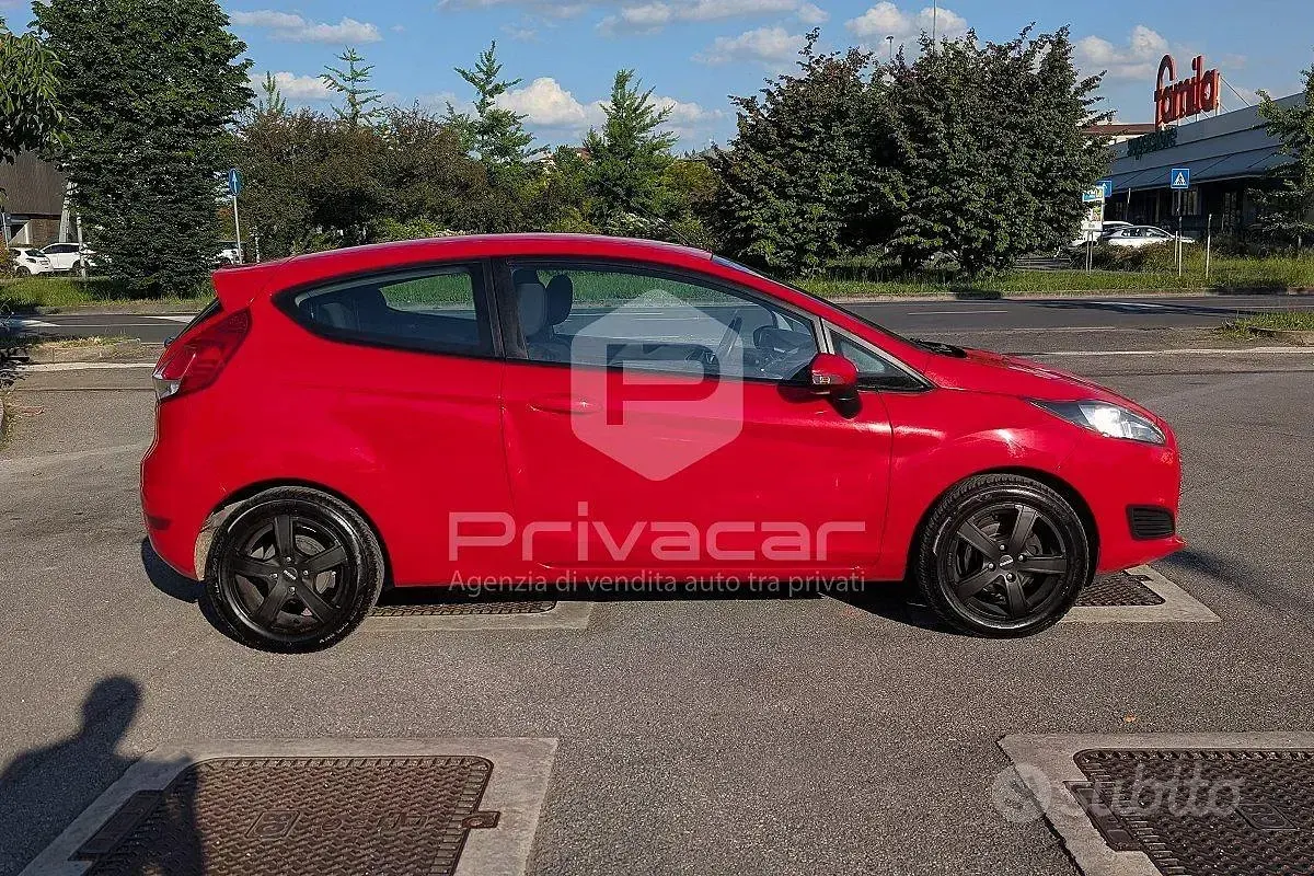 Usado Ford Fiesta 75 CV (55 kW) 2016 Rojo Utilitario