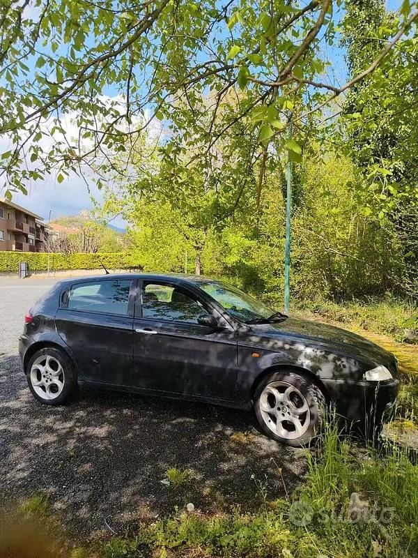 Usata Alfa Romeo 147 150 CV (110 kW) 2004 Nero Utilitaria
