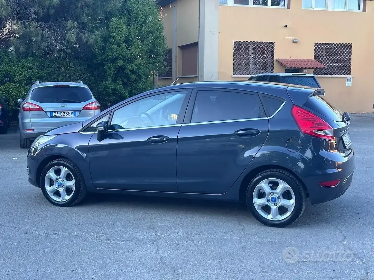 Usata Ford Fiesta Titanium 68 CV (50 kW) 2011 Grigio Berlina