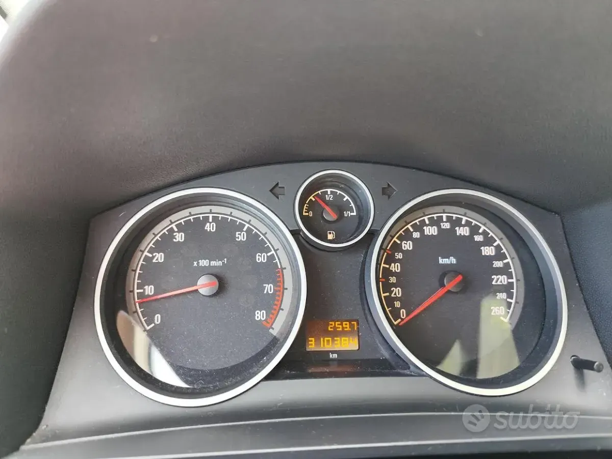 Usata Opel Zafira 150 CV (110 kW) 2012 Nero Monovolume