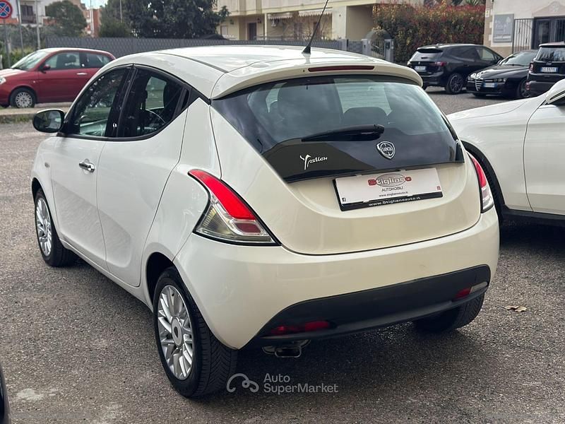 Usata Lancia Ypsilon 69 CV (50 kW) 2014 Bianco Utilitaria