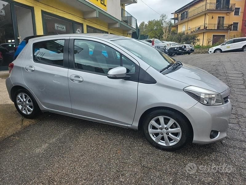 Usata Toyota Yaris Lounge 90 CV (66 kW) 2012 Grigio Utilitaria