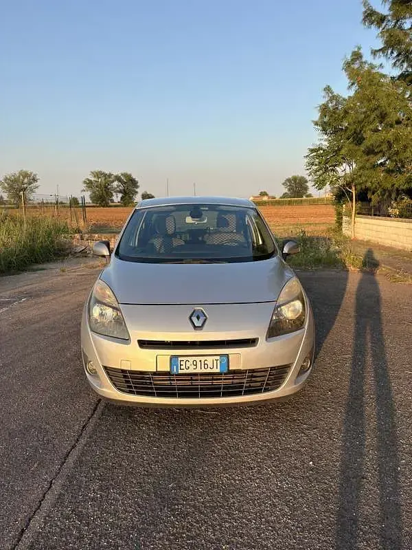 Usata Renault Scénic III 110 CV (80 kW) 2011 Grigio Monovolume