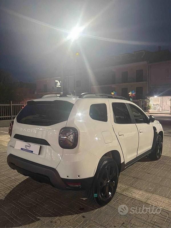 Käytetty Dacia Duster Journey 116 HP (85 kW) 2024 Valkoinen Katumaasturi