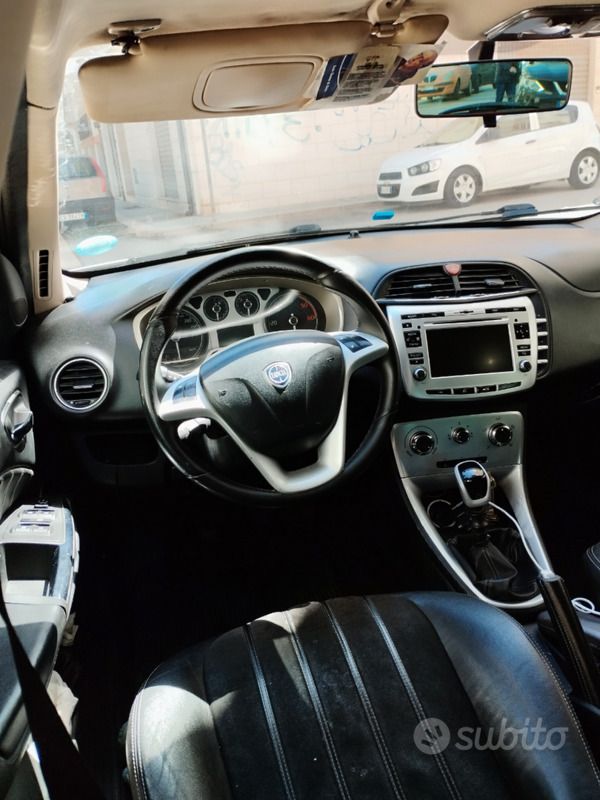 Usata Lancia Delta 120 CV (88 kW) 2011 Grigio Utilitaria