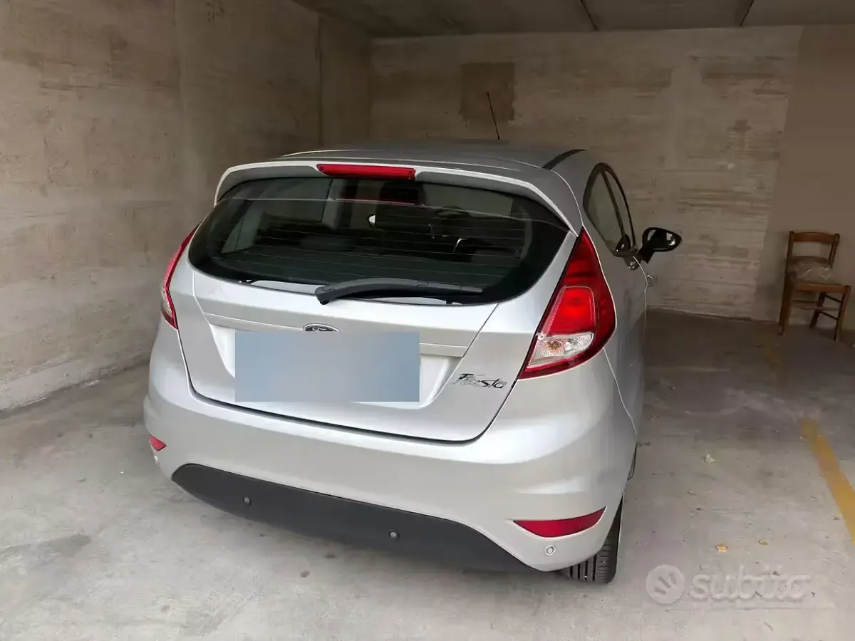 Usata Ford Fiesta 60 CV (44 kW) 2016 Grigio Utilitaria